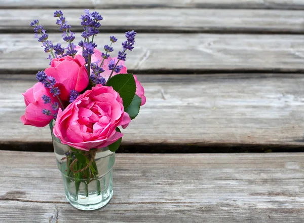 Ramo de lavanda y rosa sobre fondo de madera —  Fotos de Stock