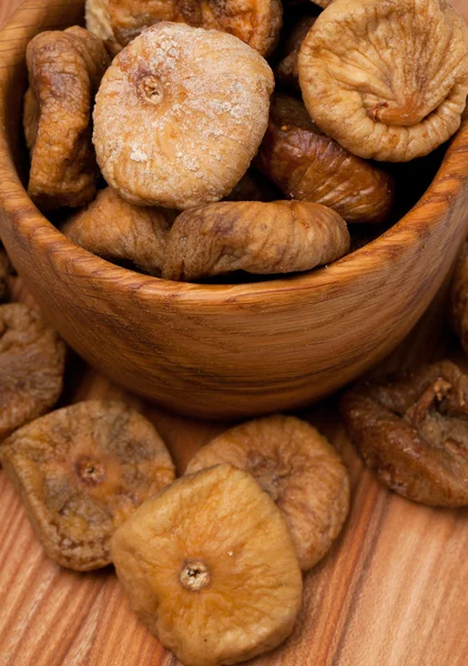 Figos secos em uma tigela de madeira — Fotografia de Stock