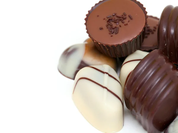 Doces de chocolate sobre branco — Fotografia de Stock