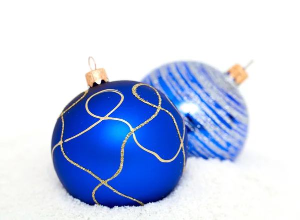 Blaue Weihnachtskugeln liegen auf Schnee — Stockfoto