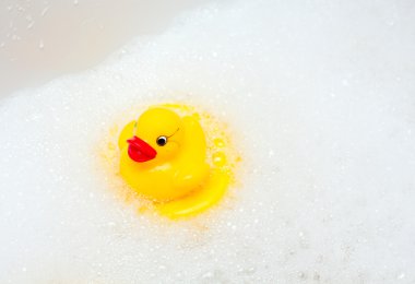 köpüklü banyo üzerinde lastik ördek
