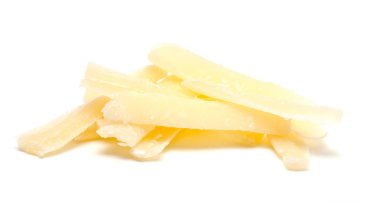 beyaz izole parmesan peyniri rendesi