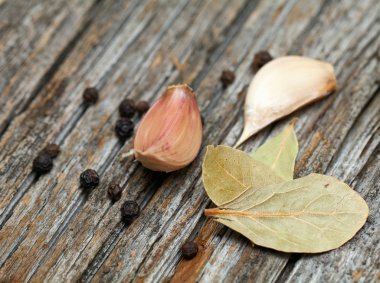 defne yaprağı, karabiber ve garlik