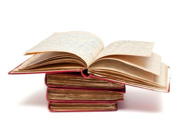 eski kırmızı kapaklı kitap yığını