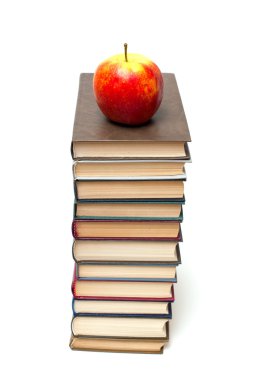 kitap uzun boylu yığını üzerinde elma