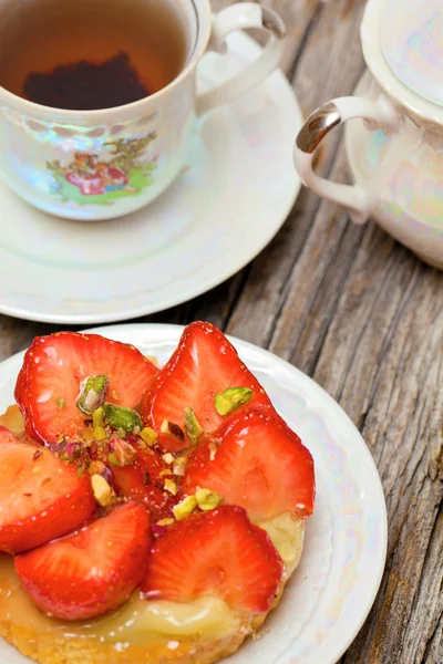 Gâteau aux fraises et tasse de thé — Photo