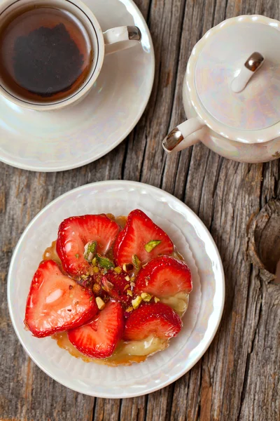 イチゴのケーキと紅茶のカップ — ストック写真
