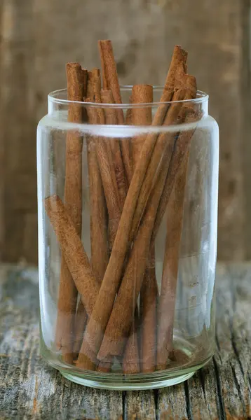 Cinnamon sticks in a glass dish — Stock Photo, Image