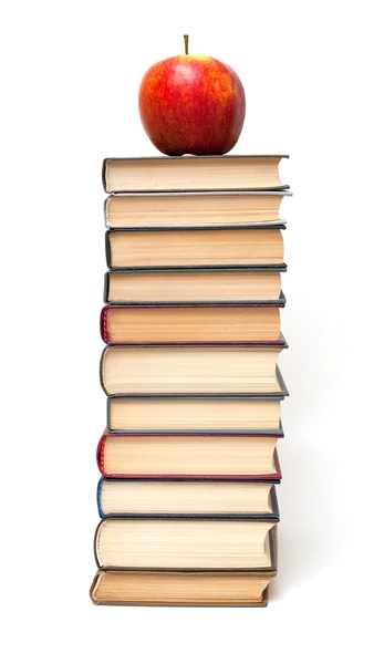 Apple auf Bücherstapel — Stockfoto