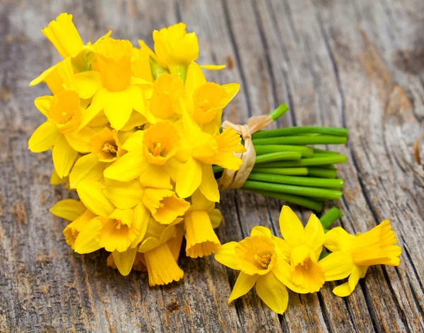 Narcissus flowers on wooden background — Stock Photo, Image