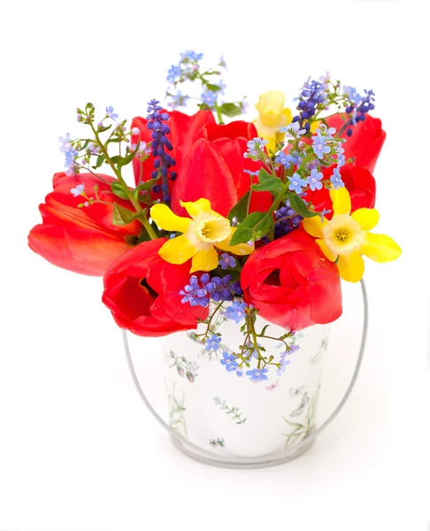 Buket jarních květů na bílém pozadí — Stock fotografie