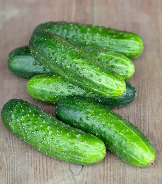 Färsk gurka på träbord — Stockfoto