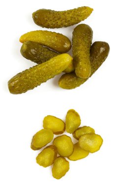 Beyaz arka planda izole edilmiş küçük salatalıklar.