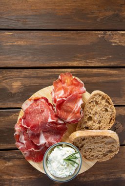 tahta yüzeyde coppa di parma et, krem peynir ve ciabatta ekmek