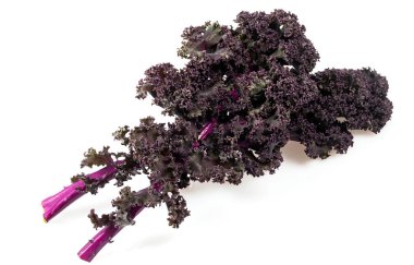 Beyaz arka planda taze lahana.