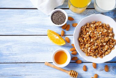 Tahta yüzey yüzeyinde ev yapımı granola..