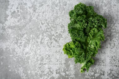 Gri arka planda taze lahana