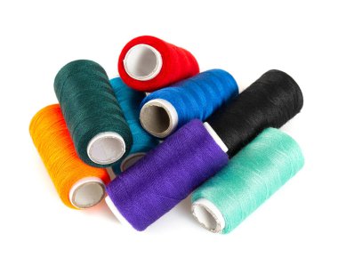 beyaz izole renkli dikiş ipliği