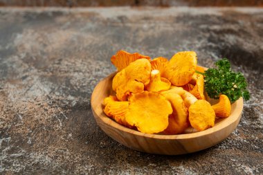 Kırsal kesimde ahşap bir tabakta Chanterelle mantarları