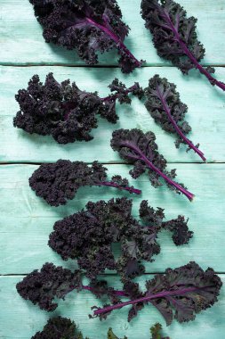 Turkuaz ahşap yüzeyde kırmızı lahana