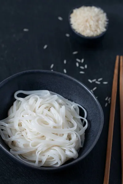 Ρύζι Nudles Σκούρα Πέτρινη Επιφάνεια — Φωτογραφία Αρχείου