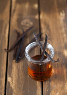 Koyu ahşap yüzeyde vanilya özü