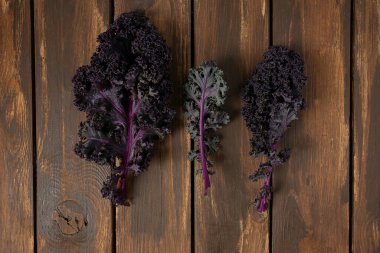 Kahverengi ahşap yüzeyde kırmızı lahana