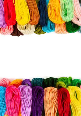 Beyaz arka planda izole edilmiş nakış işleme için çok renkli iplikler.