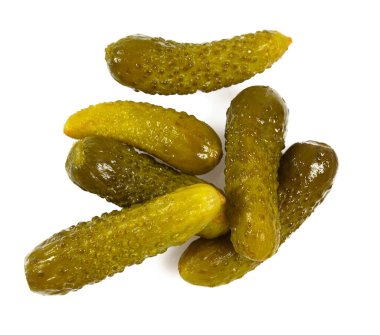 Beyaz arka planda izole edilmiş küçük salatalıklar.