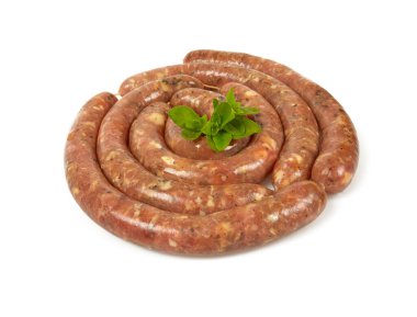 Beyaz arkaplanda soyutlanmış çiğ sosisler