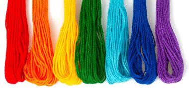 Beyaz arka planda izole edilmiş nakış işleme için çok renkli iplikler.