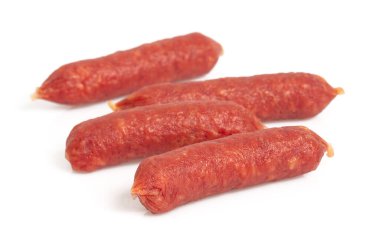 Whit 'e izole edilmiş mini füme sosis yığını.