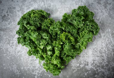 Gri taş yüzeyde lahana, kalp şeklinde bir yığın.