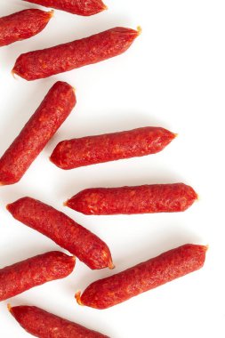 Whit 'e izole edilmiş mini füme sosis yığını.