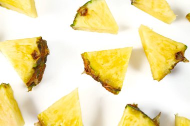 beyaz üzerinde izole edilmiş ananas parçaları