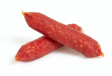 Whit 'e izole edilmiş mini füme sosis yığını.