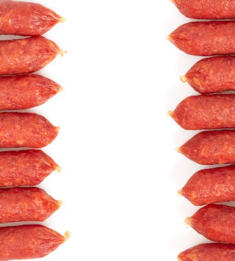 Whit 'e izole edilmiş mini füme sosis yığını.