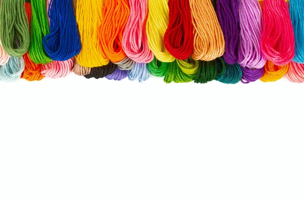 白地に隔離された刺繍用の多色糸のセット — ストック写真