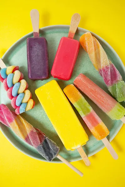 Popsicles Colorées Sur Surface Jaune Vue Dessus — Photo