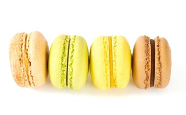 Beyaz üzerine izole edilmiş çeşitli kurabiyeler.