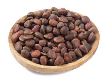 Çam fıstığı beyaz arka planda izole edilmiş, kapat