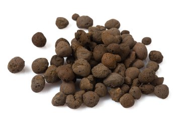 Beyaz arkaplanda izole edilmiş kil drenajı yığını