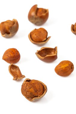 Fındıklar beyaz arkaplanda izole