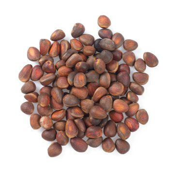 Çam fıstığı beyaz arka planda izole edilmiş, kapat