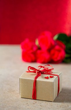 Taştan bir yüzeyde romantik bir hediye