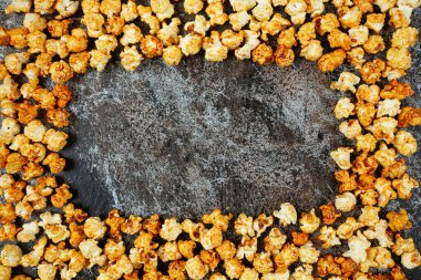 Metalik yüzeyde taze karamelleştirilmiş patlamış mısır.