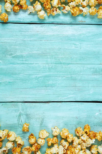 Karamellisiertes Popcorn Auf Türkisfarbener Holzoberfläche — Stockfoto