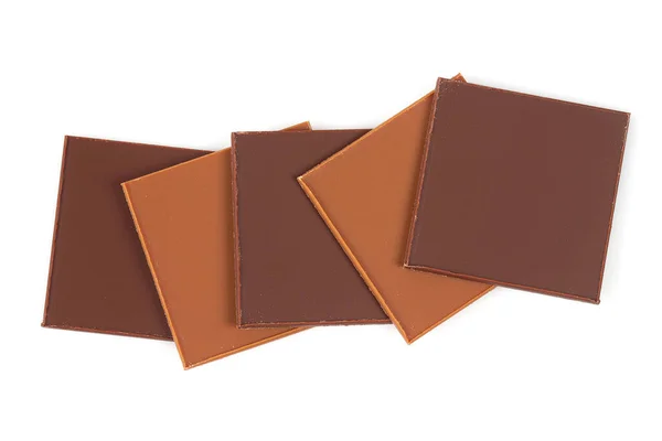 Tenké Plátky Čokolády Izolované Bílém Hřbetě — Stock fotografie