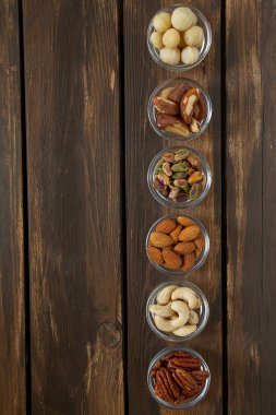 Ahşap yüzeyde çeşitli fındık çeşitleri