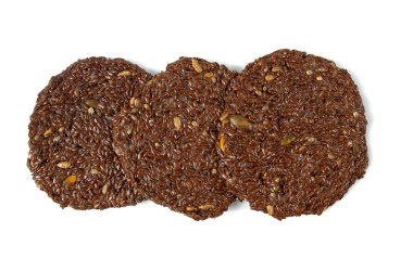 Beyaz zemin üzerinde izole keten tohumu krakerleri